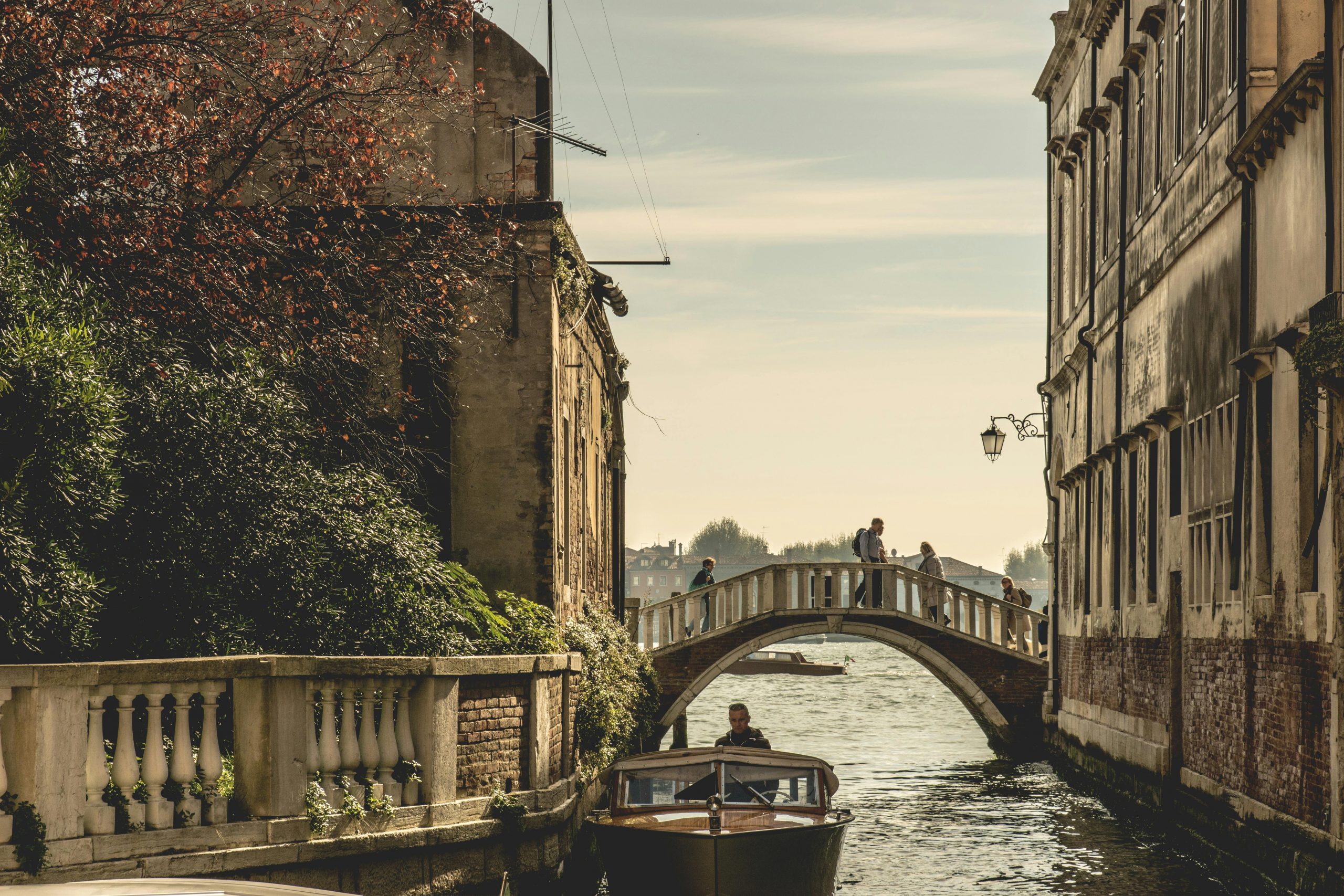 Travel restrictions in European cities 2025 shown in Venice, with day-tripper fees and entry limits for tourists
